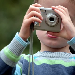 Kind mit Fotoapparat